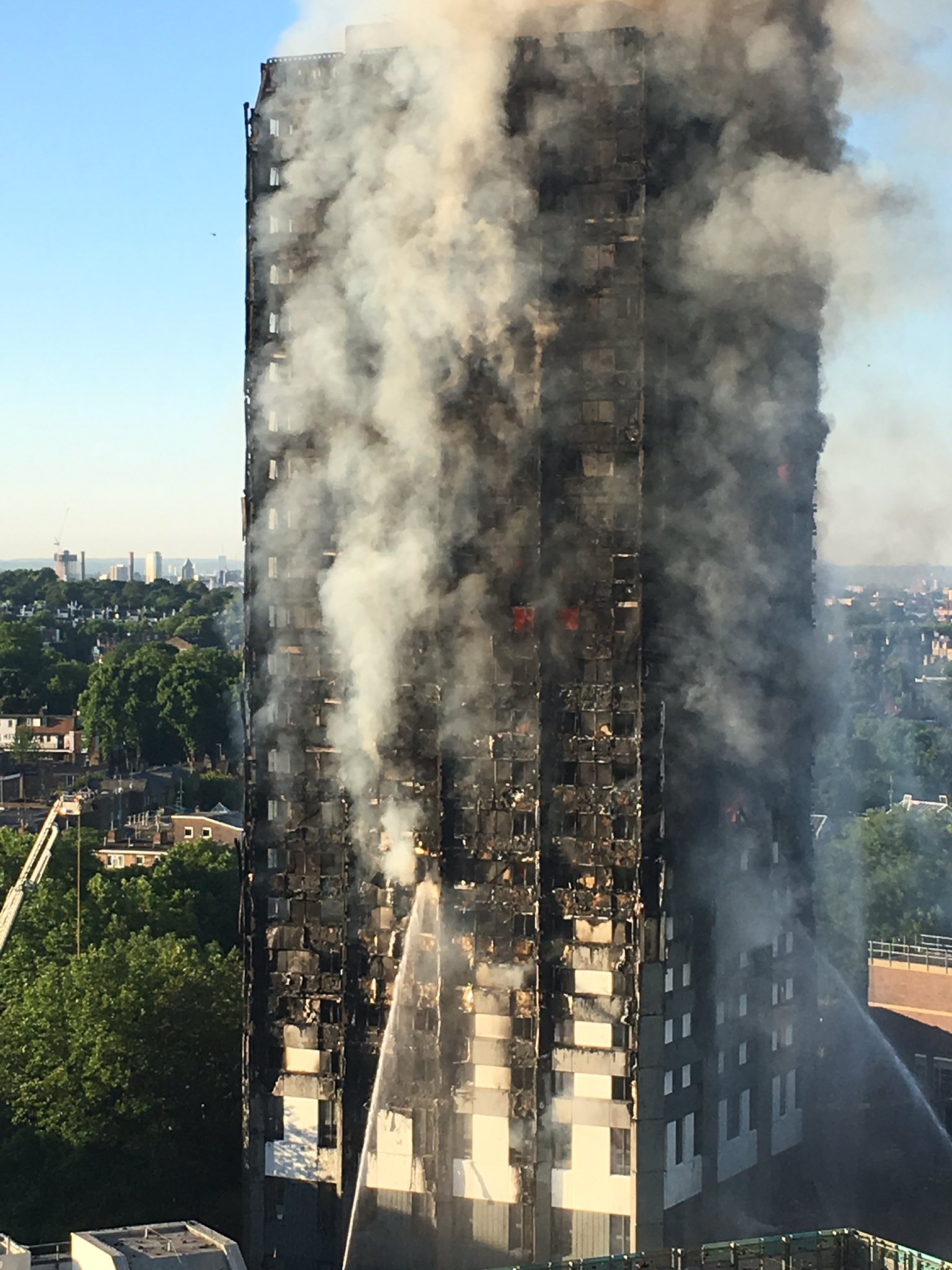 Grenfell_Tower_fire_morning