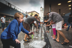Chancellor Merkel Migrants Washing Berlin Train Station