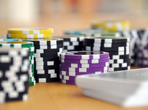 play-card-game-poker-poker-chips-39856 Image by Joachim Kirchner from Pixabay.com