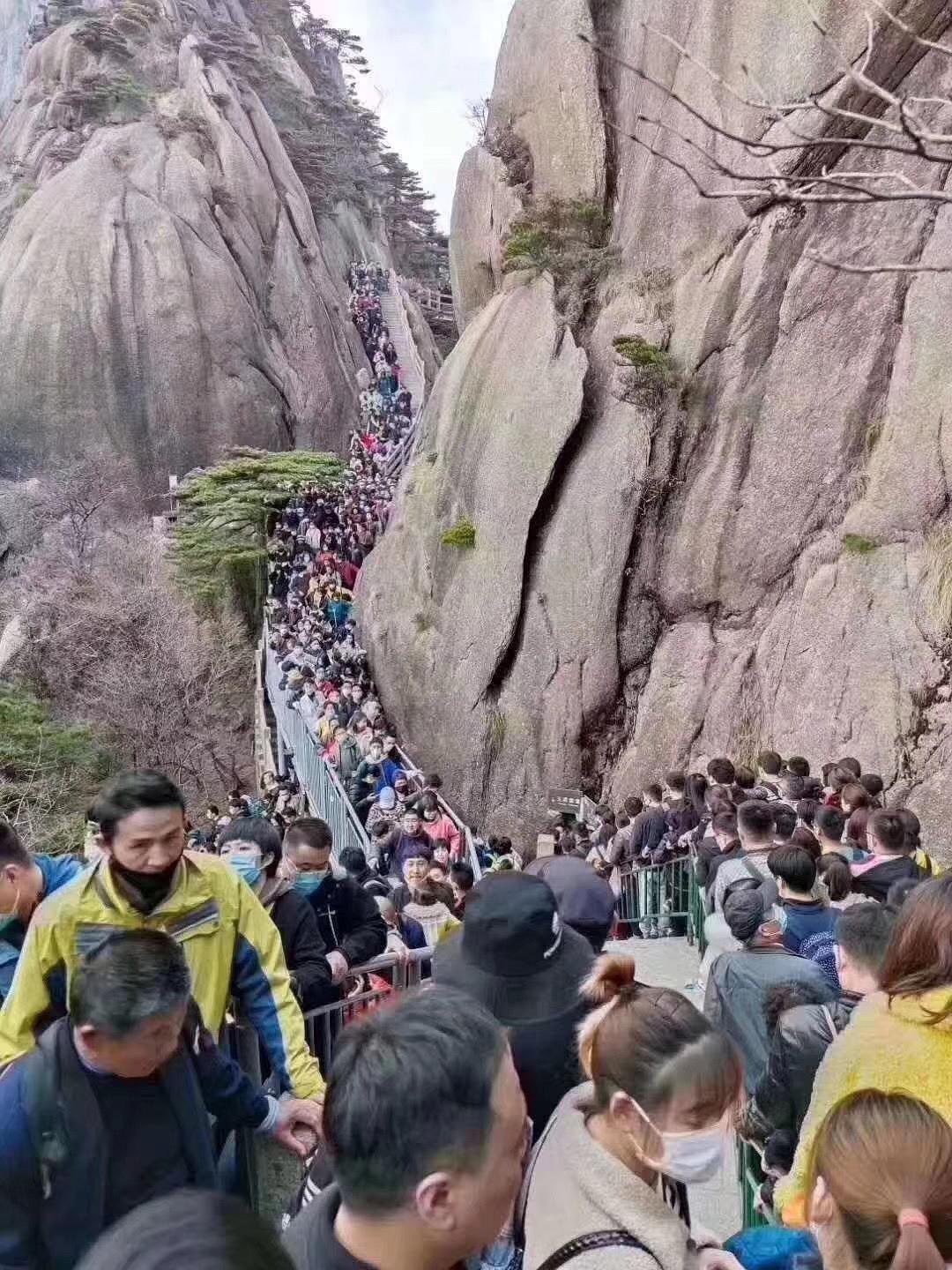 Huanshan covidiot Chinese tourists after lockdown