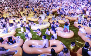 chinese virus wuhan social distancing water park 1