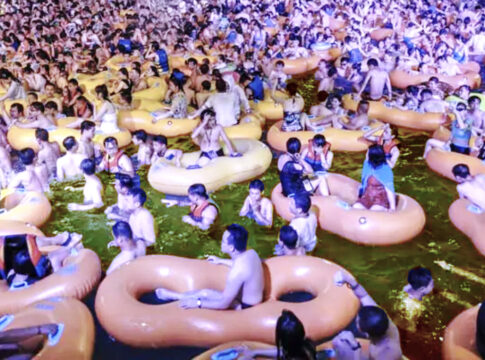 chinese virus wuhan social distancing water park 1