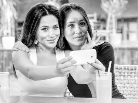 meghan markle narcissist selfie b-w