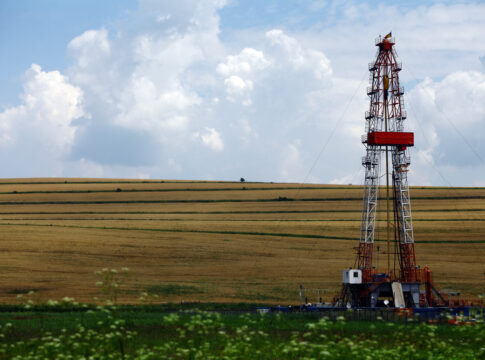 Shale gas drilling rig fracking