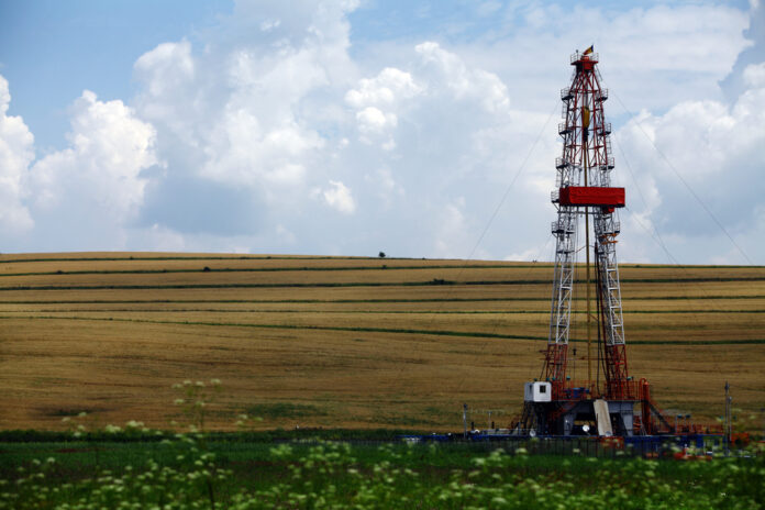 Shale gas drilling rig fracking