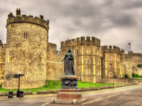 Statue of Queen Victoria in front of Windsor Castle - England uk tourism