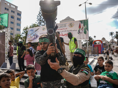 Al-Qassam Brigades in Gaza organizes a military exhibition in the name of image and souvenir