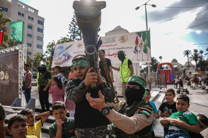 Al-Qassam Brigades in Gaza organizes a military exhibition in the name of image and souvenir