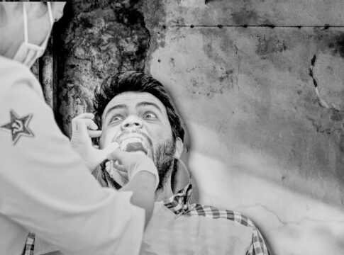 gold tooth extraction soviet britain bw GOLD TEETH