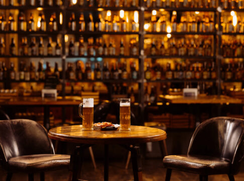 Depositphotos_657293944_S pub banter police